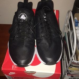 Women's Nike Air Huarache Ultras (9.5)